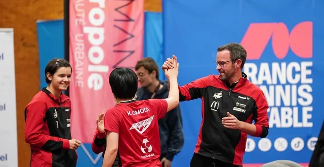 photo  l’entraîneur manceau jérôme surand félicite kotomi omoda, sous les yeux d’alexia nodin, tout sourire, le 19 décembre 2026.  &copy;  arnaud despelchain 