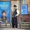 photo  un jeune moscovite devant une affiche incitant les russes à s’enrôler. ici, en octobre 2024. 