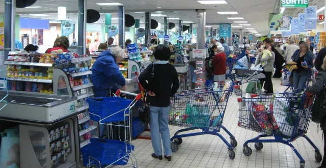 photo  les supermarchés proposent des caisses prioritaires, mais qui a la priorité dans cette file d’attente ? ?  &copy;  archives / fotolia/ julien rousset 
