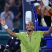 photo  arthur fils célèbre sa victoire contre tommy paul lors du quart de finale du masters 1000 de miami, jeudi 26 mars 2026. 