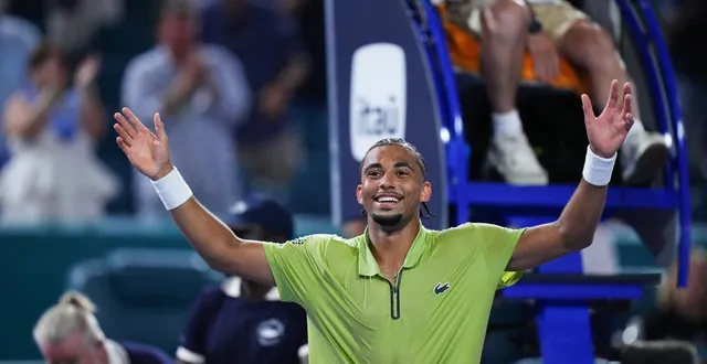photo  arthur fils célèbre sa victoire contre tommy paul lors du quart de finale du masters 1000 de miami, jeudi 26 mars 2026.  &copy;  rich storry / afp 