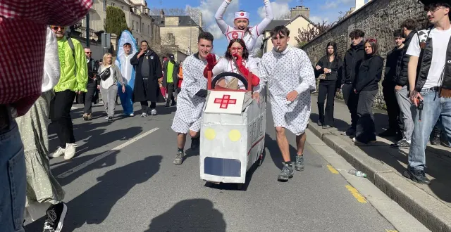 photo  une urgence ? colette, anaïs, victor, robin et lucas courent à votre secours.  &copy;  ouest-france 