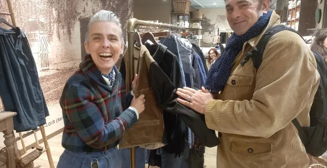 photo  emma courtin avec luc, un client de sa boutique de la chartre de passage à paris.  &copy;  le maine libre 