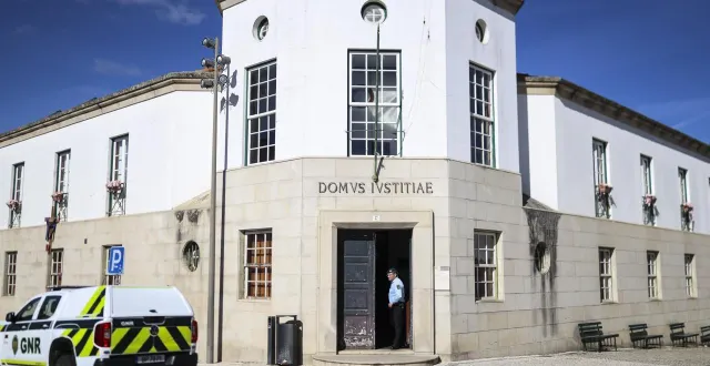 photo  un officier se tient à l’entrée du tribunal où un ex-policier français, soupçonné de double féminicide et d’enlèvements, a comparu à vila nova de foz côa, dans le nord-est du portugal, le 26 mars 2026.  &copy;  patricia de melo moreira / afp 
