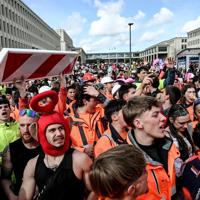photo melting-pot de métiers au carnaval étudiant de caen.  ©  martin roche / ouest-france
