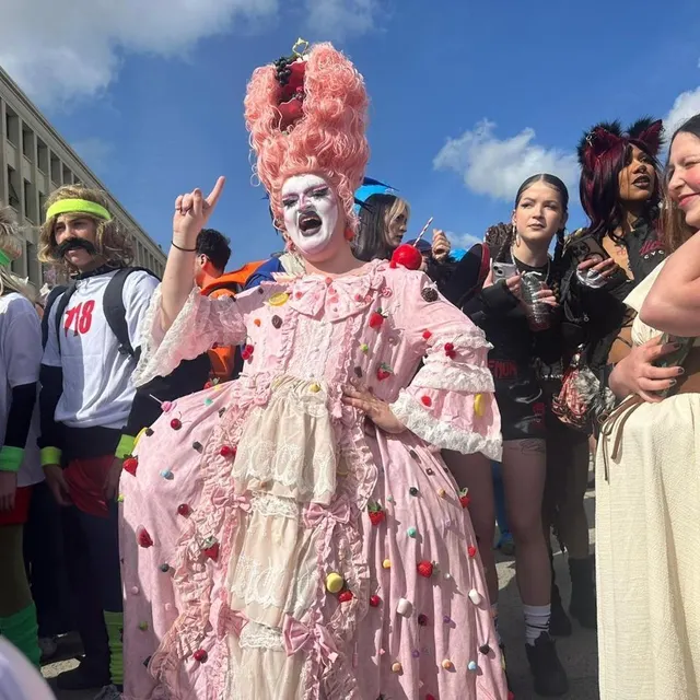 photo dans le cortège, la drag-queen caennaise harmony bloom en marie-antoinette.  ©  ouest-france
