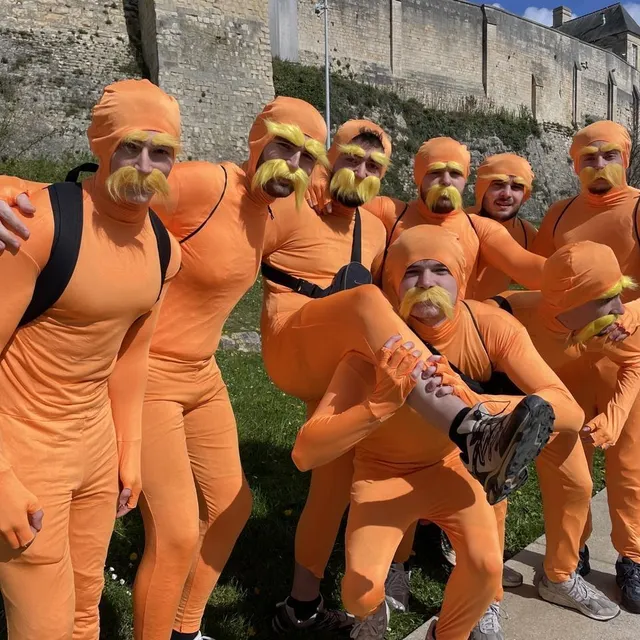 photo le personnage du dessin animé « le lorax » démultiplié au pied du château.  ©  ouest-france