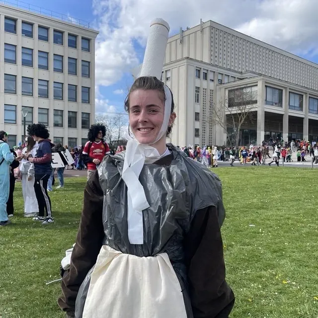 photo on la repère de loin avec sa coiffe bigoudène. brestoise de 22 ans, charlotte a décidé de faire honneur à ses origines avec un costume traditionnel du finistère, réalisé uniquement en récup. un rouleau d’essuie-tout pour la coiffe, un sac-poubelle pour le costume… « tout ça ne m’a évidemment quasi rien coûté », rigole-t-elle.  ©  ouest-france