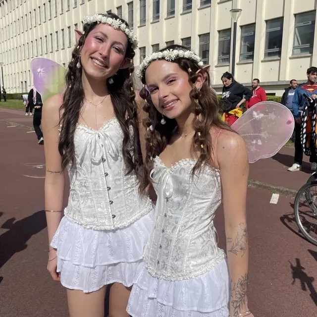photo maëlle et lilou ont un temps pensé à se déguiser en gorilles « mais les costumes étaient trop chers », regrettent ces deux étudiantes. finalement, elles ont opté pour des tenues de fées.  ©  ouest-france