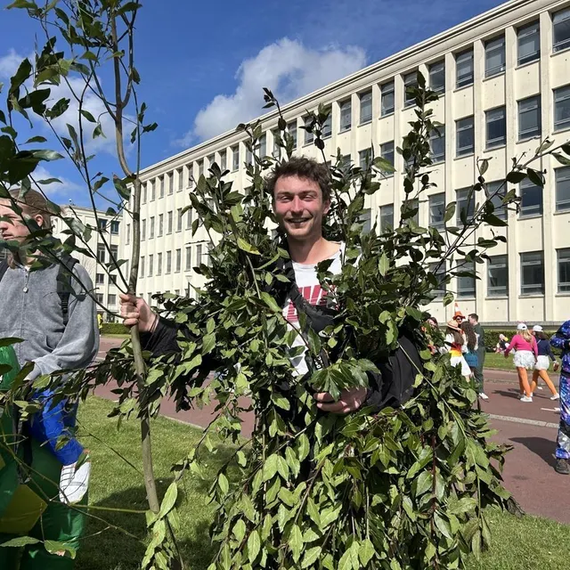 photo marius, 23 ans, est élagueur. il s’est déguisé en arbre pour le carnaval : « c’est comme si j’étais en train de travailler, je suis dans mon arbre ! » un déguisement pas cher, biodégradable et « fait avec ce que j’avais sous la main. c’est plus drôle que d’acheter son déguisement sur amazon ! »  ©  ouest-france