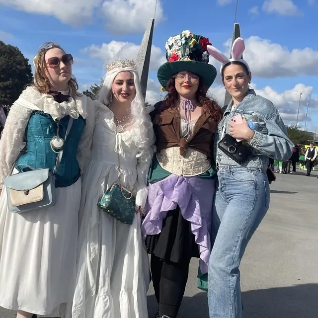 photo qui y a-t-il de plus fou que le chapelier si ce n’est l’ambiance du carnaval ? noémie, capucine, méline et emma ont opté pour des costumes « alice au pays des merveilles ». si ces deux dernières ne sont plus étudiantes, « on ne va pas s’empêcher de faire la fête pour autant ! » s’exclament-elles.  ©  ouest-france
