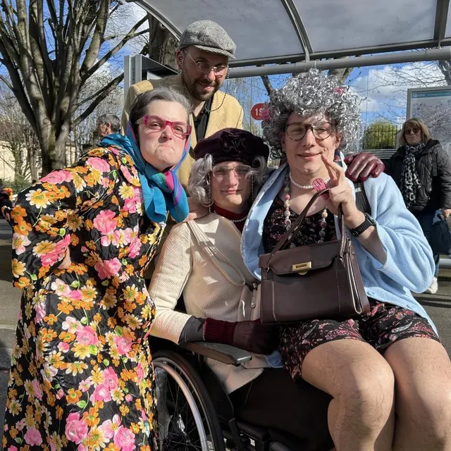 photo « y a pas d’âge pour faire la fête ! » cette bande de copains trentenaires est fidèle au carnaval tous les ans. ils sont plus âgés que la moyenne des festivaliers et ont décidé d’en rire en se déguisant en personnes âgées. « on regrette déjà l’idée du fauteuil » se désole lucas.  ©  ouest-france