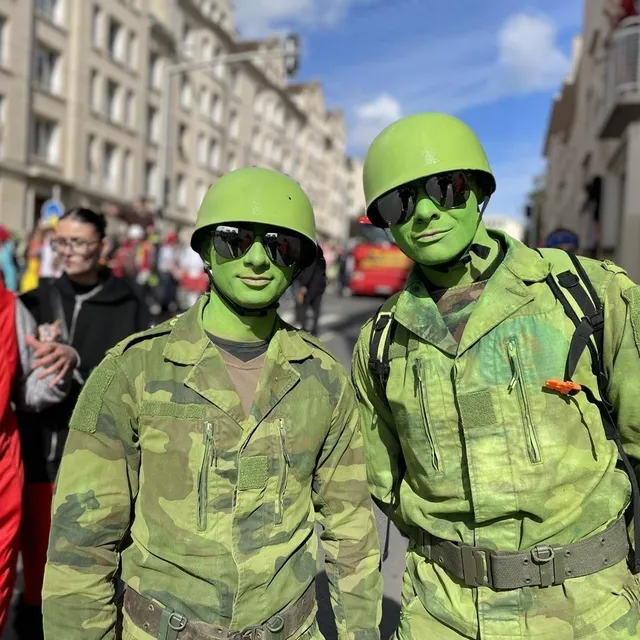 photo ils ont posé une journée pour participer au carnaval. axel et baptise travaillent dans une usine de chaudronnerie dans le sud du calvados et ils ne rateraient le carnaval pour rien au monde.  ©  ouest-france