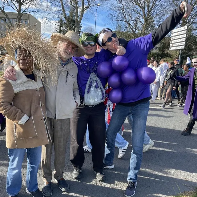 photo voilà trente ans qu’evelyne et jean-louis, 76 ans, participent au carnaval étudiant de caen. « je suis originaire de la martinique et là-bas, le carnaval c’est une institution. ça me manque beaucoup », explique-t-elle. leur présence ne passe pas inaperçue : des carnavaliers ont réclamé des photos.  ©  ouest-france