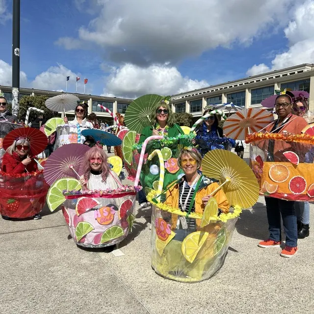 photo après s’être déguisée en méduses l’an dernier, l’équipe humanités et sciences sociales de l’université de caen s’est glissée, pour cette 27e édition, dans la peau de cocktails de jus de fruits ! gagnera-t-elle notre concours ouest-france ?  ©  ouest-france