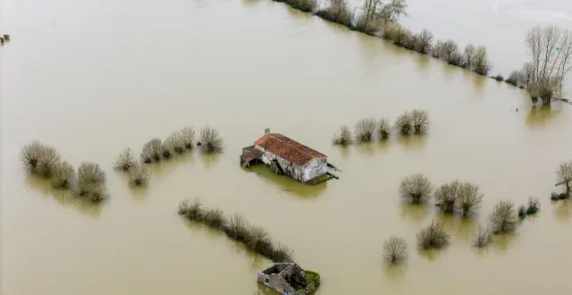 photo  lors des inondations de février 2026, des centaines d’habitations se sont retrouvées isolées par la montée des eaux. certains habitants ont néanmoins refusé d’évacuer (photo d’illustration).  &copy;  franck dubray / ouest france 