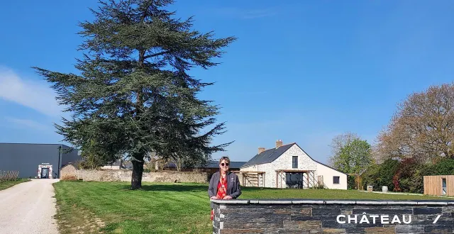 photo  muriel cadeau, voisine du domaine, a été recrutée pour gérer l’activité des sept gîtes du domaine château princé dont le chai se situe à gauche des gîtes, avec une vue d’ensemble sur son vignoble.  &copy;  ouest-france 