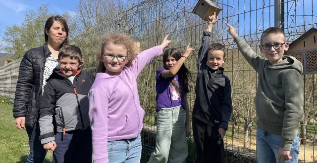 photo  devant un premier petit nichoir donné par une famille, les cinq élèves à l’origine du projet : simon, laurine, emma, léopold et hugo avec la directrice marie-clémence gaulin.  &copy;  le maine libre 