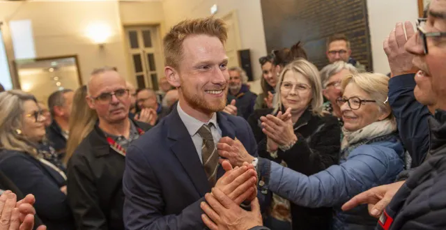 photo  romain lemoigne (rn), ici au soir de sa victoire à l’élection municipale à la flèche (sarthe).  &copy;  mathieu pattier / ouest france 