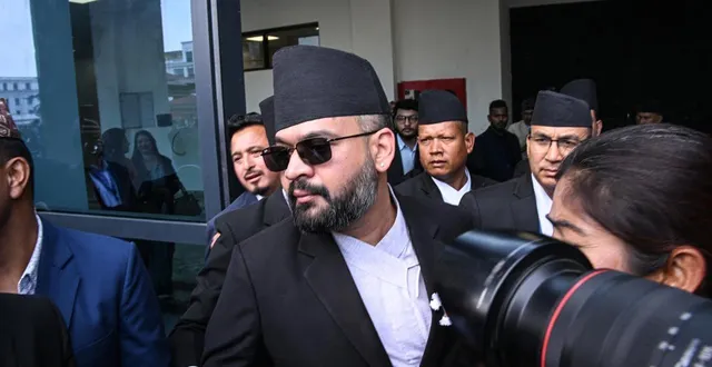 photo  le dirigeant du rastriya swatantra party, balendra shah, arrive pour prêter serment lors d’une cérémonie d’investiture au parlement à katmandou le 26 mars 2026.  &copy;  prakash mathema/afp 
