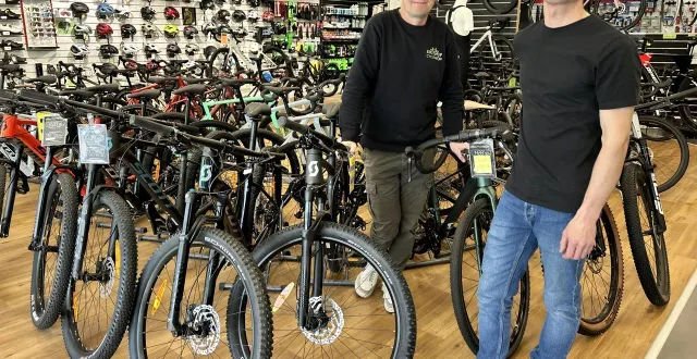 photo  bruno tessier, ici avec son collaborateur pierre samoyeau (à droite), quitte la monnerie pour la route des mollans et un bâtiment qui offrira 200 m2 supplémentaires.  &copy;  le maine libre 