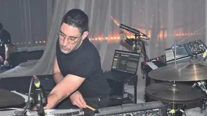 photo  backliner depuis 2024, damien jameau installe et règle les instruments et les amplis sur les concerts. le manceau assure notamment l’assistance des artistes sur scène. 