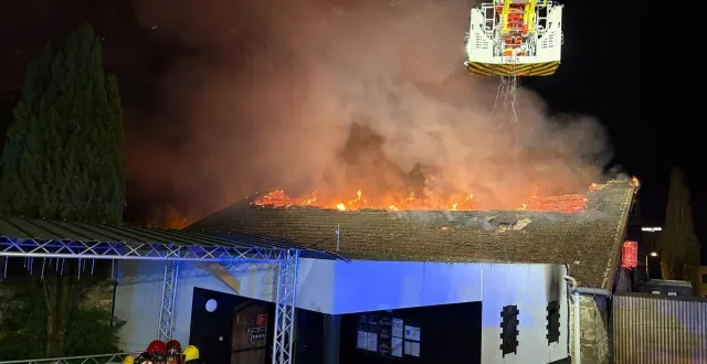 photo  le castel, boîte de nuit à la roche-sur-yon, incendiée pendant la nuit, en vendée.  &copy;  sdis 85 