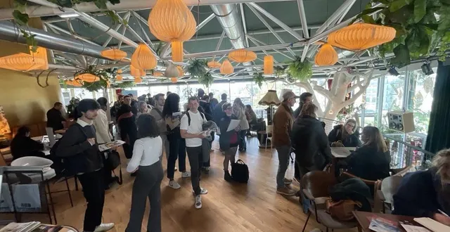 photo  au mini salon « étudier, s’installer, travailler, vivre au canada », dans stands d’universités canadiennes, de banques…  &copy;  ouest-france 