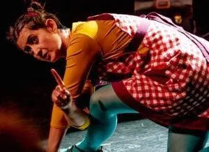 photo  dans « et si on rejouait l’histoire ? », marilableu propose une forme interactive originale qui questionne le public et interpelle les enfants qui montent sur scène.  &copy;  compagnie folies passagères 