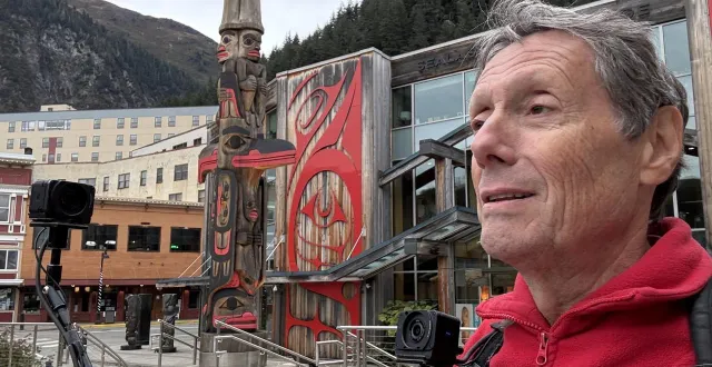 photo  antoine de maximy à juneau, capitale de l’alaska, devant le sea alaska heritage institute, centre de promotion des cultures autochtones  &copy;  bonne pioche 