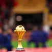 photo le trophée de la coupe d’afrique des nations est entre les mains du sénégal, vainqueur sur le terrain, mais appartient en réalité, depuis la décision du jury d’appel de la caf, au maroc.