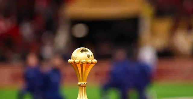 photo  le trophée de la coupe d’afrique des nations est entre les mains du sénégal, vainqueur sur le terrain, mais appartient en réalité, depuis la décision du jury d’appel de la caf, au maroc.  &copy;  franck fife / afp 