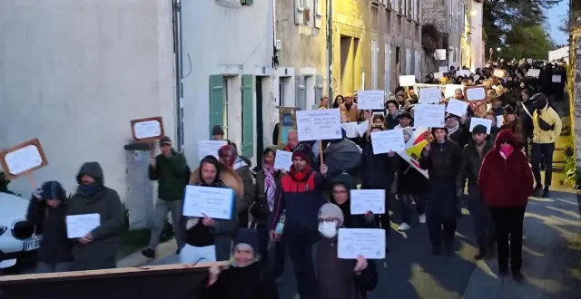 photo  une marche silencieuse a eu lieu mercredi 25 mars dans les rues de melle.  &copy;  co - maxime gibouin 