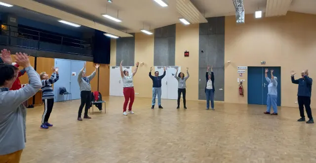 photo  béatrice dutreuil, (quatrième à gauche sur la photo) est convaincue des bienfaits du rire sur la santé et le moral. elle anime les séances de yoga du rire le mardi soir à la cressonnière.  &copy;  ouest-france 