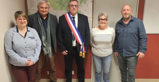 photo  le maire laurent hébert entouré de ses quatre adjoints.  &copy;  le maine libre 