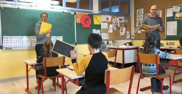 photo  nicolas buaillon, directeur de l’école, fait la classe avec maryannick le cam, agente territoriale spécialisée des écoles maternelles (atsem). en septembre 2024, l’école de caurel était la plus petite du département.  &copy;  ouest-france 