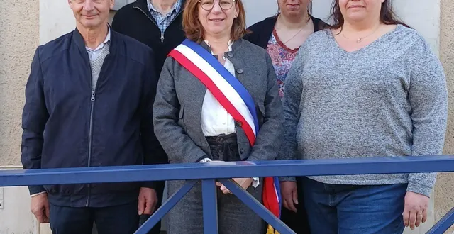 photo  myriam martineau entourée de ses adjoints.  &copy;  le maine libre 