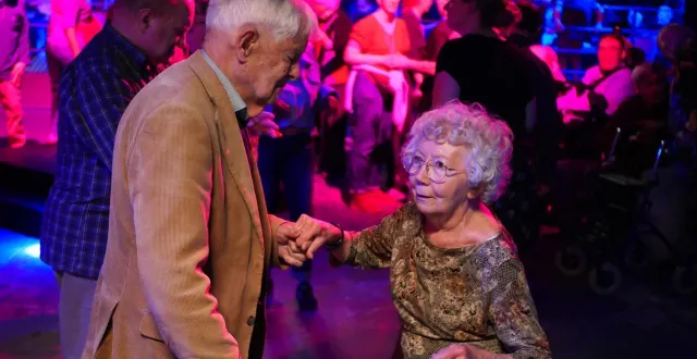 photo  anne-marie, 88 ans, et paul-henry, 91 ans, ont dansé au cube, la boîte de nuit à taden (côtes-d’armor), jeudi 26 mars 2026.  &copy;  ouest-france 