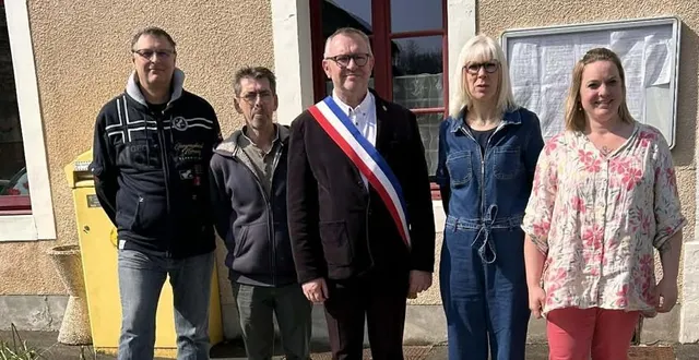 photo  le maire christophe libert avec ses adjoints.  &copy;  le maine libre 