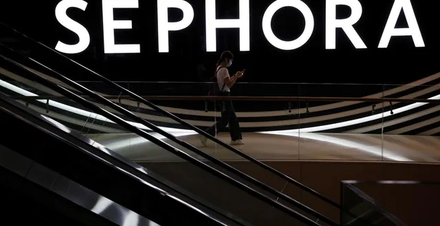 photo  l’autorité italienne de la concurrence a annoncé, vendredi 27 mars, l’ouverture d’une enquête contre le géant français du luxe lvmh et ses marques sephora et benefit pour avoir promu l’usage de cosmétiques à des enfants et des adolescents. ici le logo devant un magasin sephora.  &copy;  edgar su/reuters 