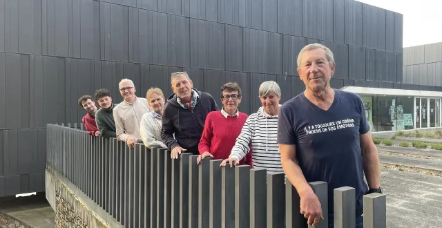photo  une partie des membres de l’association du long-court, avec deux des dj de system d. ils posent devant l’esplanade où un chapiteau sera installé.  &copy;  ouest-france 