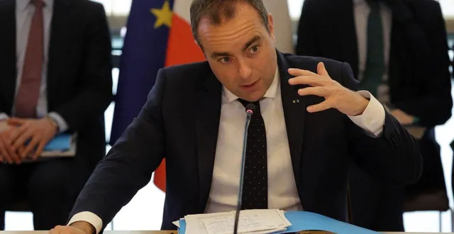 photo  le premier ministre français sébastien lecornu prend la parole en ouverture d’une réunion ministérielle consacrée aux finances publiques au ministère de l’économie à paris, le 27 mars 2026.  &copy;  ludovic marin / afp 