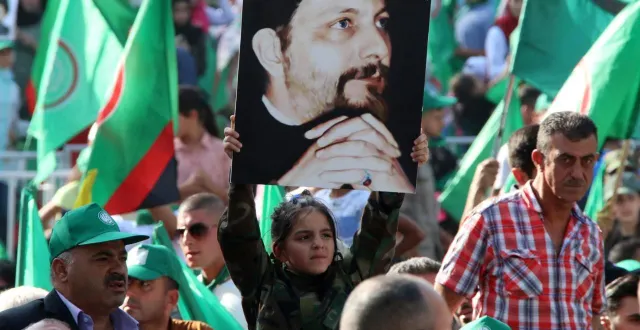 photo  des partisans du mouvement amal brandissent des photos de l’imam musa al -sadr et agitent les drapeaux verts du mouvement chiite lors d’une cérémonie organisée dans la ville de baalbeck, à l’est de la capitale beyrouth, le 31 août 2018, pour commémorer la disparition de musa al-sadr.  &copy;  photo : str / afp 