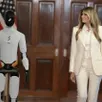 photo la première dame américaine melania trump avec un robot de la start up figure ai à la maison-blanche, à washington, le 25 mars 2026.