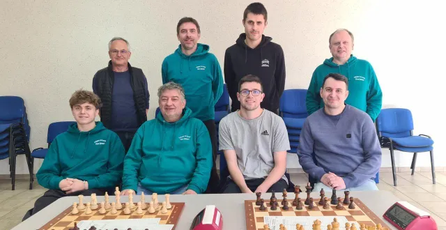 photo  l’équipe nationale 3 de l’échiquier du bocage. assis : simon bellanger, nicolas guého, arthur forgeais, lucas rapi. debout : pascal sevin, sébastien houette, david levy et armand doré.  &copy;  ouest-france 