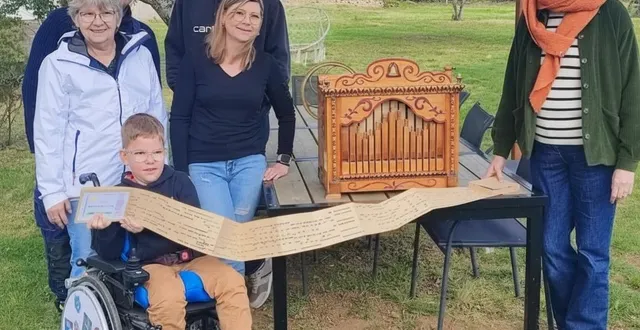photo  le jeune antoine entouré de sa famille et myriam guillet de l’association au coin de la rue.  &copy;  co 