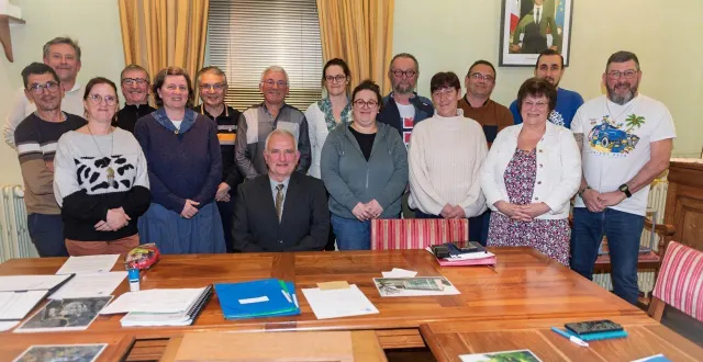 photo  le nouveau conseil municipal : hugues raluy, assis au centre, a été élu maire de la commune.  &copy;  le maine libre 