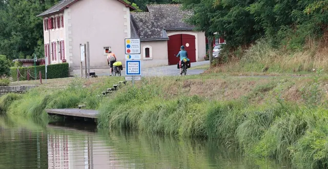 photo  le chemin de halage le long de la mayenne entre cantenay-épinard et la jaille-yvon est fermé jusqu’à nouvel ordre en raison des dommages causés par les crues.  &copy;  ouest-france 