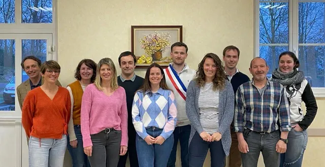 photo  de gauche à droite : guillaume de vigneral, ingrid jean, céline leverrier, carole bordeau, florian bellou, lucie lesieur, florentin allais, émilie lethorey, mathis mesnil, samuel melin et aurore baliros.  &copy;  photo fournie par la mairie 