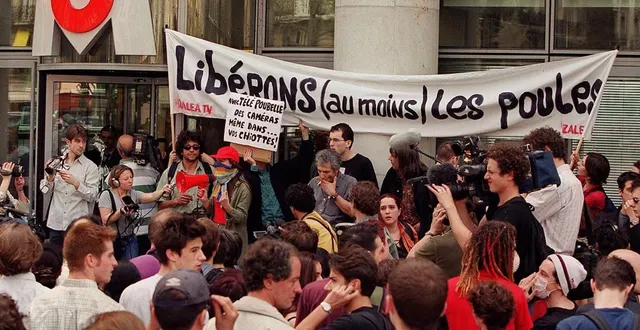 photo  des manifestants sont rassemblés, le 12 mai 2001, devant le siège de m6, à neuilly-sur-seine, pour dénoncer la diffusion de l’émission loft story qui fait exploser l’audience de la chaîne de télévision.    &copy;  photo : pierre andrieu/afp 